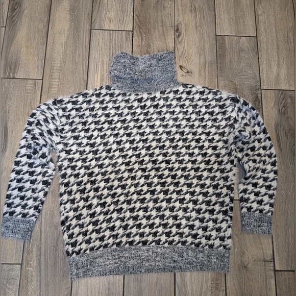 Women's KUT from the KLOTH houndstooth turtleneck sweater size large - Picture 2 of 5